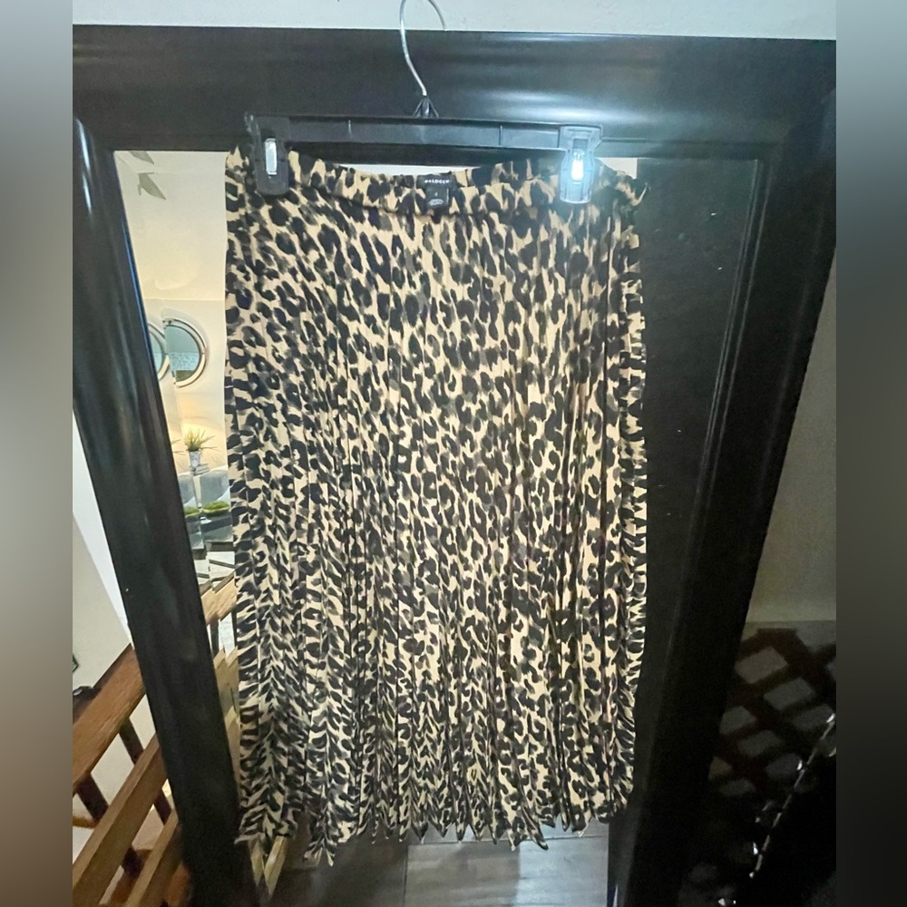 Super cute pleated skirt from Nordstrom —Halogen brand. Size L cheetah print